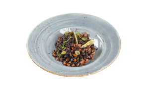 Ризото Неро със сьомга и сотирани зеленчуци